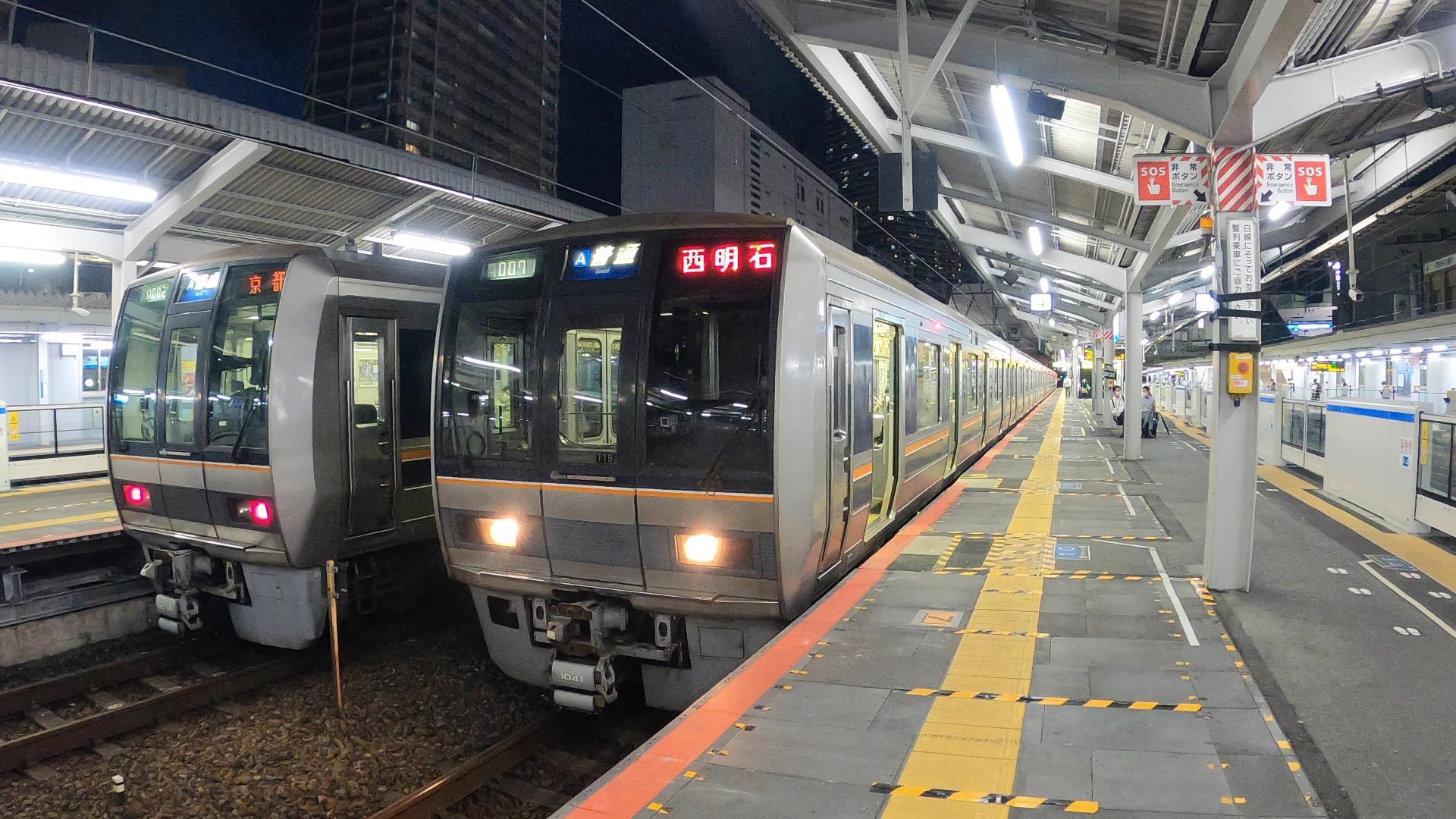 平日夕方ラッシュ 高槻 4K JR京都線 新快速225系100番台 次々と来る 複々線 貨物通過シーン